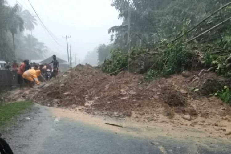 Banjir dan longsor, melanda sejumlah daerah di Kabupaten Tapanuli Tengah, Sumatera Utara. Seorang ibu dan dua anaknya tertimbun longsor, saat berada di dalam rumahnya, di Desa Hutaginjang, Kecamatan Barus Utara, Jumat (11/11/2022)