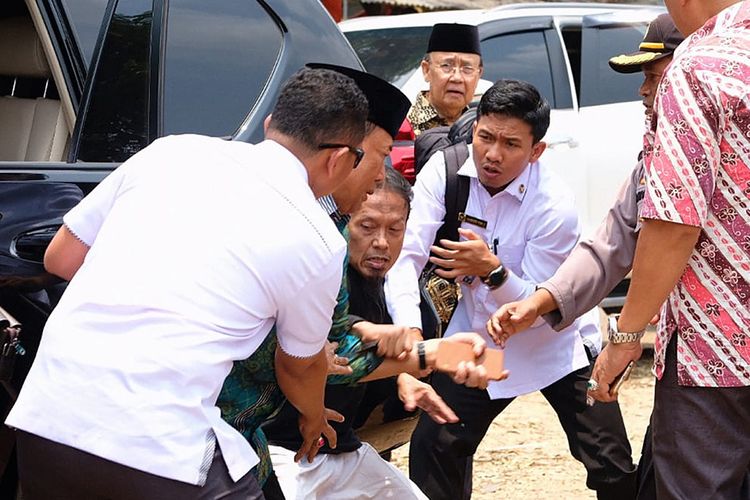 Menko Polhukam Wiranto (kedua kiri) diserang orang tak dikenal dalam kunjungannya di Pandeglang, Banten, Kamis (10/10/2019). Wiranto menderita luka dua tusukan di bagian perut dan polisi mengamankan dua tersangka suami istri Syahril dan Fitri Andriana yang diduga terpapar jaringan ISIS.