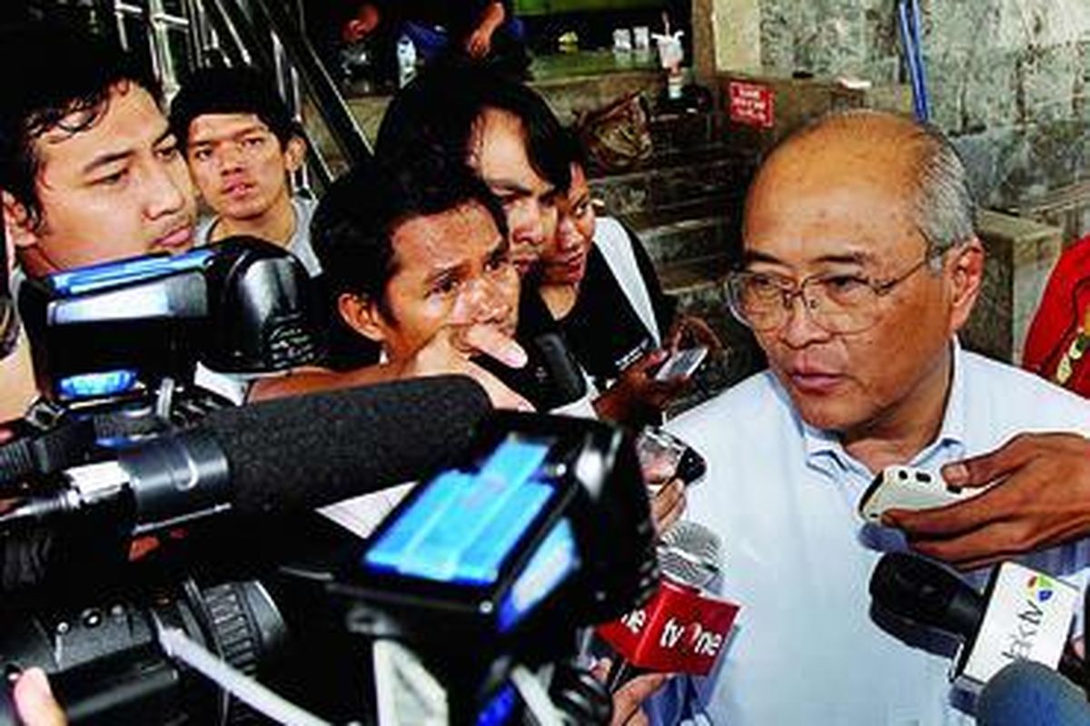 Kepala Unit Kerja Presiden untuk  Pengawasan dan Pengendalian Pembangunan Kuntoro Mangkusubroto meninggalkan Gedung Komisi Pemberantasan Korupsi, Jakarta, Rabu (16/5). Kedatangan Kuntoro  itu untuk membahas tindak lanjut Instruksi Presiden Nomor 1 Tahun 2011 tentang Percepatan Penyelesaian Kasus-kasus Hukum dan Penyimpangan Pajak bersama pimpinan KPK.