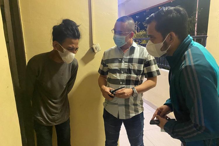 Pencuri sepeda motor berinisial AR tertangkap setelah ia mengendarai hasil curiannya dalam keadaan mabuk dan menabrak sebuah mobil di Jalan Minangkabau, Pasar Manggis, Setiabudi, Jakarta Selatan, Sabtu (13/11/2021) dini hari.