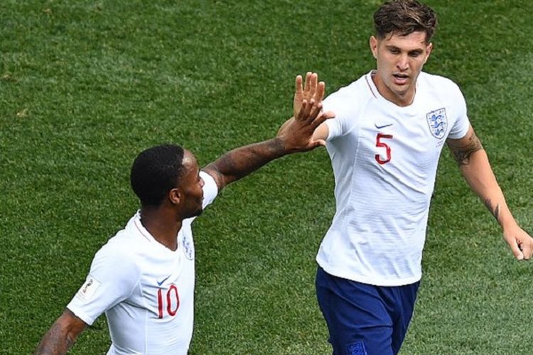 Raheem Sterling menyelamati John Stones yang mencetak gol bagi Inggris ke gawang Panama pada pertandingan Grup G Piala Dunia 2018, 24 Juni 2018. 