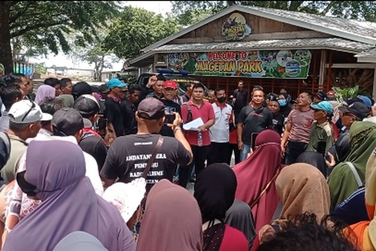 Diduga adanya permainan dalam tes pengisian perangkat desa, ratusan warga Desa Truneng Magetan ngeluruk Kantor DPRD Kabupaten Magetan untuk mengusut dugaan permainan tersebut. Warga menuntu adanya tes ulang karena peserta yang lolos merupakan anak kepala desa dan kaur keuangan.