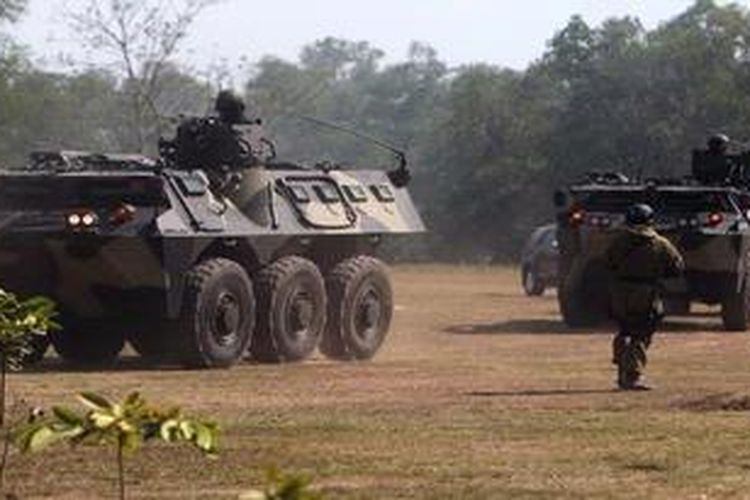 Persiapan BDF -Sejumlah panser Anoa ikut di libatkan dalam kegiatan pengamanan VVIP di Lagoon, Nusa Dua, Bali, Minggu (4/11/2012). Pasukan pengamanan VVIP termasuk perangkat pendukung seperti panser Anoa sudah mulai mengamankan tempat yang akan digunakan dalam Bali Democracy Forum  (BDF) ke- V Tahun 2012 yang akan berlangsung di Nusa Dua tanggal 8-9 November 2012.
