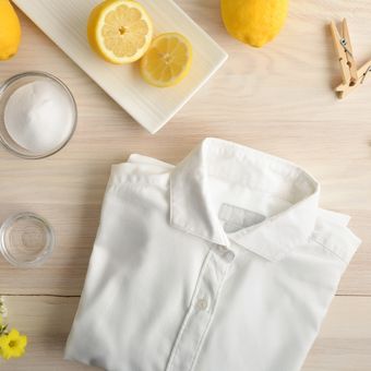Ilustrasi penggunaan lemon untuk mencuci pakaian putih. 