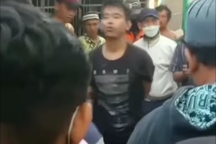 Sebuah video beredar di media sosial memperlihatkan pelaku diduga pencuri ditangkap warga di Jalan Swadaya Murni, Lubang Buaya, Jakarta Timur, Jumat (7/1/2022) pagi.