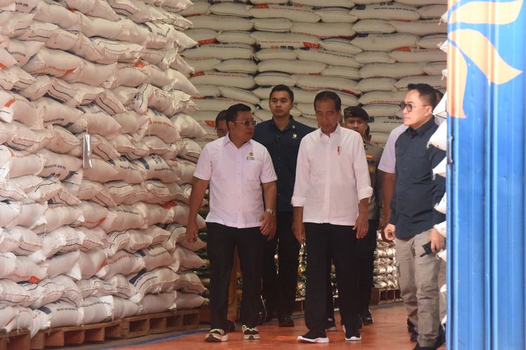 Presiden Joko Widodo (tengah) berbincang dengan Dirut Perum Bulog Bayu Krisnamurthi (kiri) saat meninjau penyaluran bantuan pangan beras di  Serang, Banten, Senin (8/12/2024). Peninjauan dimaksudkan untuk memastikan cadangan beras pemerintah yang ada di Bulog mencukupi untuk penyaluran bantuan pangan hingga Maret 2024. 