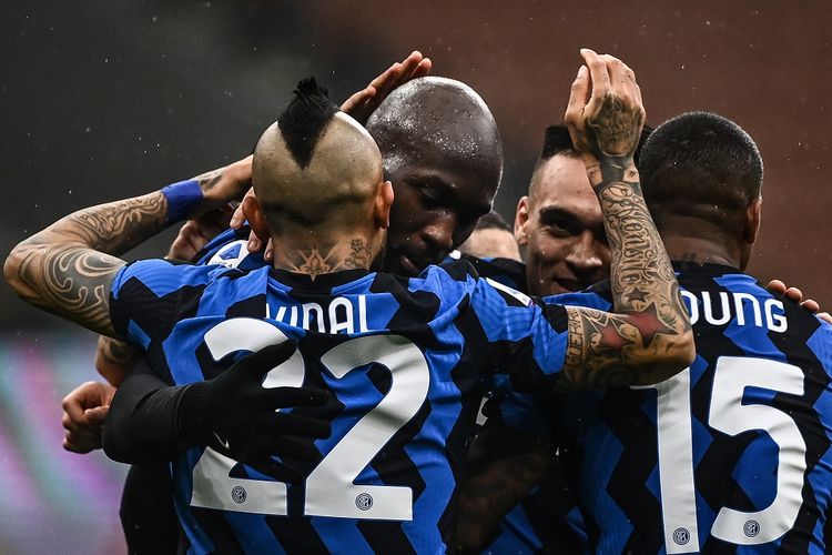 Skuad Inter Milan saat merayakan salah satu gol pada laga lanjutan pekan ke-15 Liga Italia kontra Crotone yang berlangsung di Stadion Giuseppe Meazza, Minggu (3/1/2021) malam WIB.