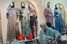 Tren Baju Lebaran di Pasar Tanah Abang, Bahan Shimmer dan Warna Biru