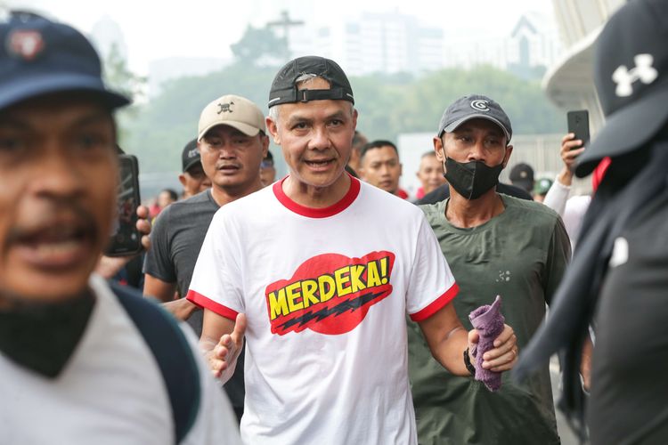 Gubernur Jawa Tengah sekaligus bakal calon presiden yang diusung Partai Demokrasi Indonesia Perjuangan, Ganjar Pranowo lari pagi di kawasan Stadion Gelora Bung Karno, Jakarta, Minggu (30/4/2023).