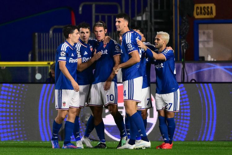 Gelandang serang Como, Nicolas Paz (tengah), merayakan gol pertama timnya dalam pertandingan Liga Champions antara Como 1907 dan Manchester United di Stadio Giuseppe Sinigaglia, Como, Italia bagian utara, pada 21 Oktober 2026.