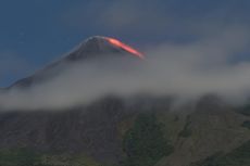 Gunung Karangetang Masih Luncurkan Lava Panas, Muncul Sinar Api