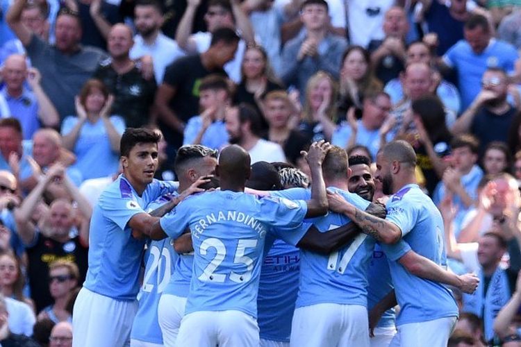 Gelandang Manchester City, Riyad Mahrez, merayakan gol bersama rekan setimnya seusai membobol gawang Watford di Stadion Etihad, Sabtu (21/9/2019). 