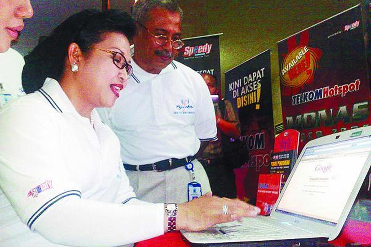 Wali Kota Jakarta Pusat Sylviana Murni (kiri) dan Executive General Manager PT Telkom Divre II Adeng Achmad seusai meresmikan Monas Cyber Zone di kawasan Monas Jakarta, Sabtu (7/6) pagi.  