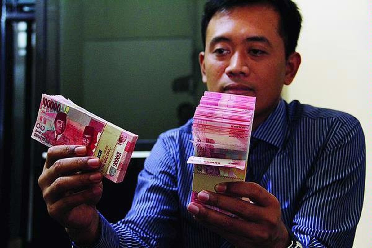 Kepala Satuan Reserse  Kriminal Polres Bogor Kota Ajun Komisaris Didik Purwanto menunjukkan uang palsu senilai Rp 20 juta dalam bentuk pecahan Rp 100.000  saat gelar perkara di Markas Polres Bogor Kota, Jawa Barat,  Selasa (14/8). Uang palsu yang  identik dengan uang asli itu diamankan dari pelaku di sekitar Tugu Kujang, Senin malam.