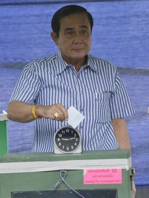 Perdana Menteri Thailand Prayuth Chan-ocha saat memberikan suaranya dalam referendum di Bangkok, Thailand, Minggu (7/8/2016) untuk menentukan usulan konsitusi baru atau tidak.