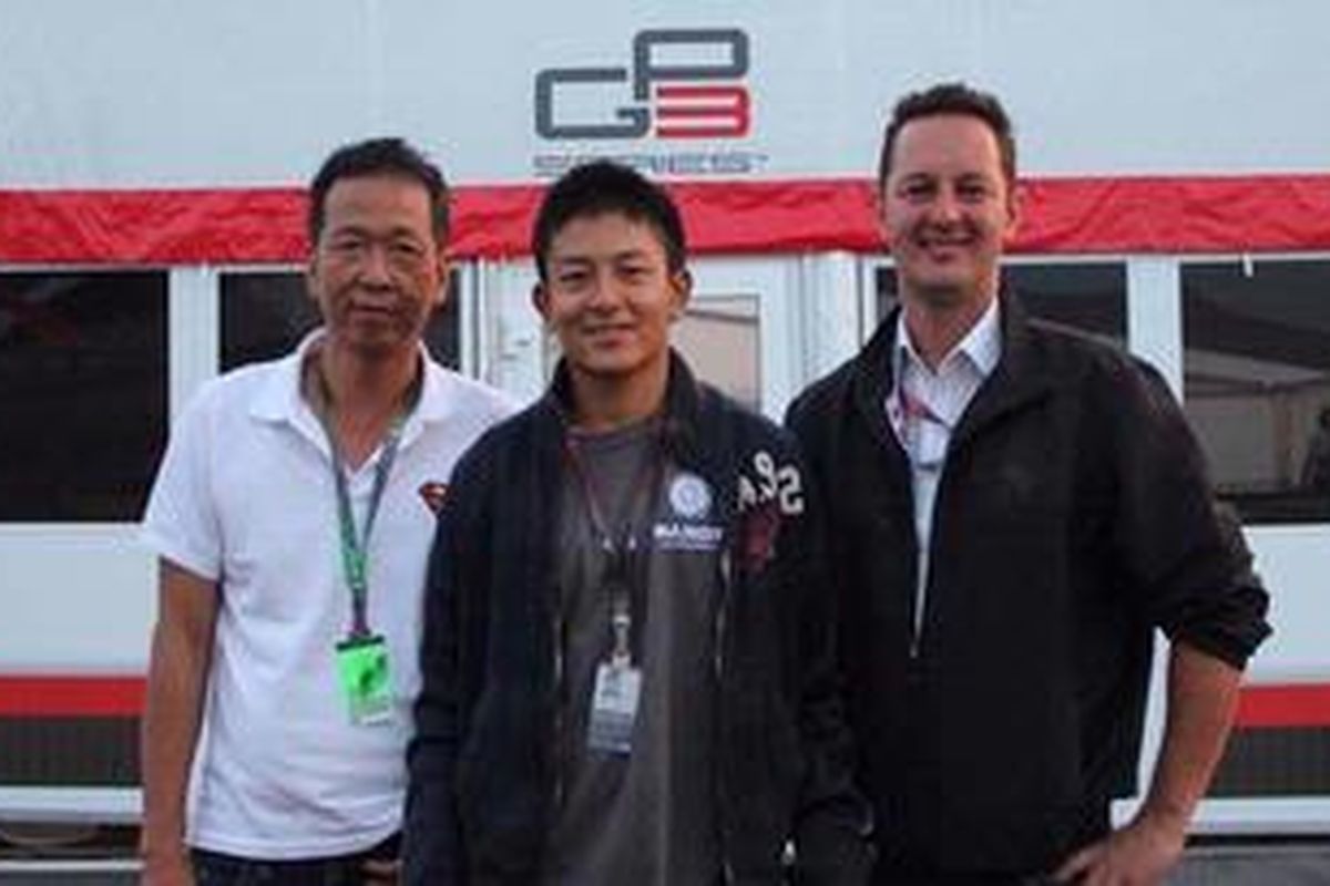 Pebalap muda Indonesia Rio Haryanto (tengah) bersama ayahnya Sinyo Haryanto (kiri) dan manajernya Piers Hunnisett (kanan) di sirkuit Monza, Italia, 12 September 2010.