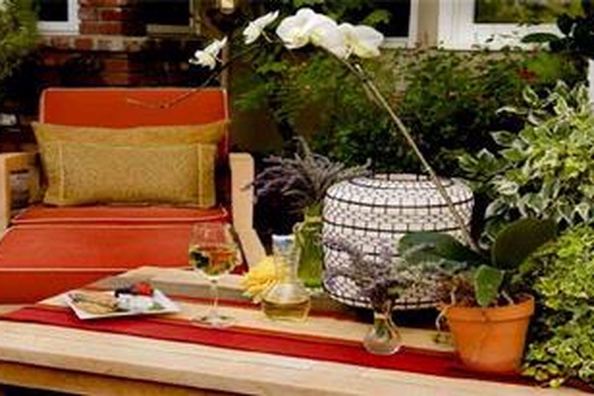 Teras juga bisa berfungsi maksimal secara fungsional, yakni sebagai tempat berinteraksi yang nyaman dan menyenangkan. 