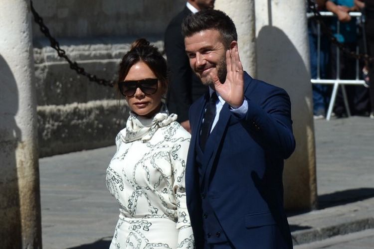 Pasangan David Beckham dan Victoria tiba di Katedral Sevilla untuk menghadiri pernikahan pesepak bola Sergio Ramos, pada 15 Juni 2019.