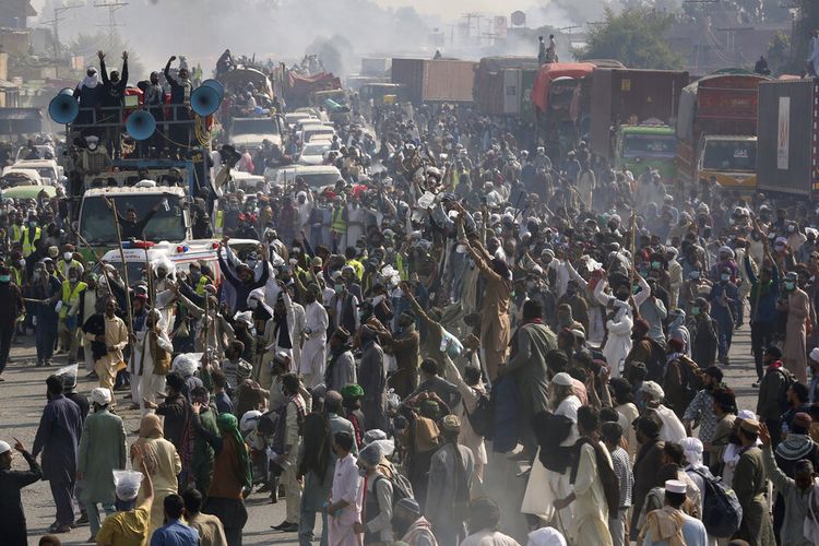 Pendukung Tehreek-e-Labiak Pakistan, sebuah partai Islam radikal, mengambil bagian dalam pawai protes menuju Islamabad, di jalan raya di kota Sadhuke, di Pakistan timur, Rabu, 27 Oktober 2021.