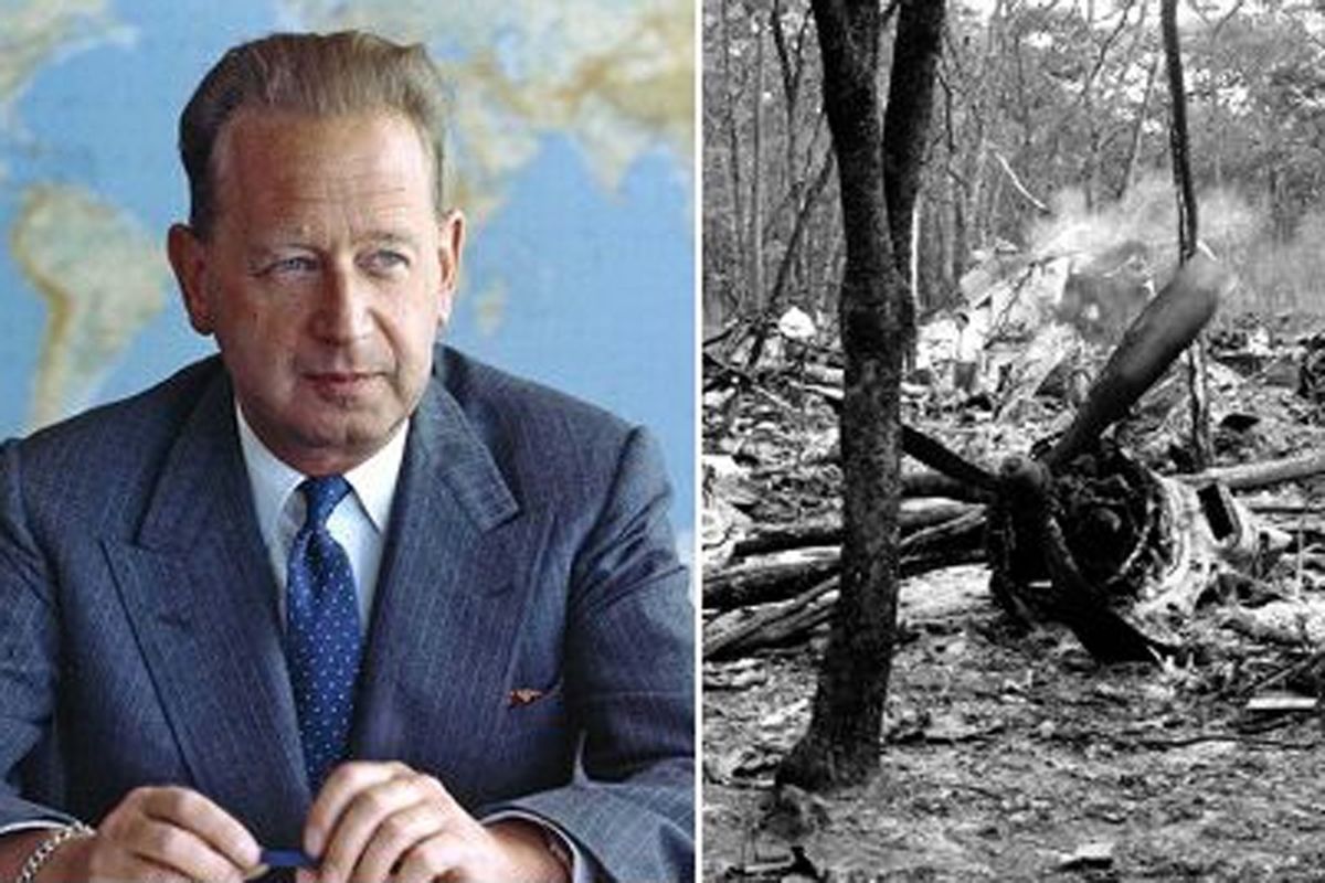 Sekretaris Jenderal Perserikatan Bangsa-bangsa (PBB) Dag Hammarskjold dan reruntuhan pesawat yang merenggut nyawanya di tahun 1961. 

