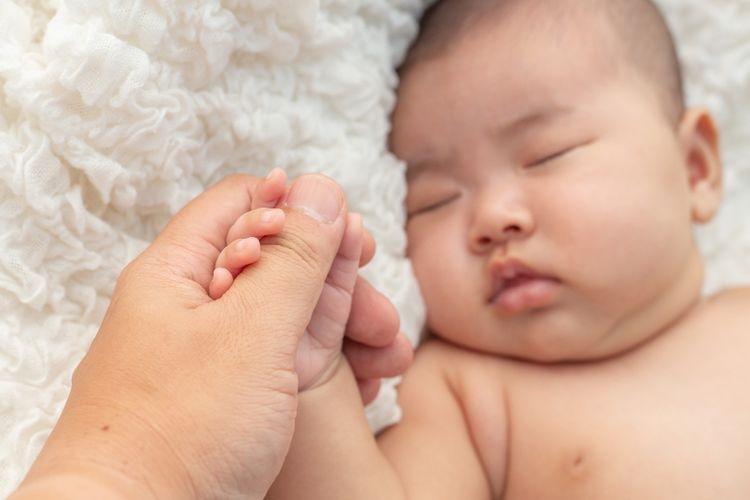 Cara melatih bayi tidur sendiri dengan metode Ferber melibatkan interval waktu untuk memeriksa bayi ketika tidur.