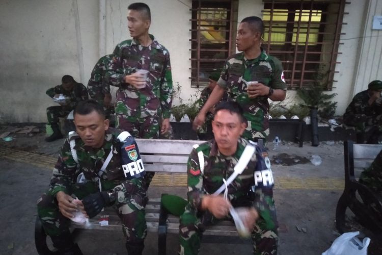 Personil Kodim Jakarta Pusat Berbuka Puasa di Jalan Jati Baru, Tanah Abang, Jakarta Pusat, Rabu (22/5/2019)