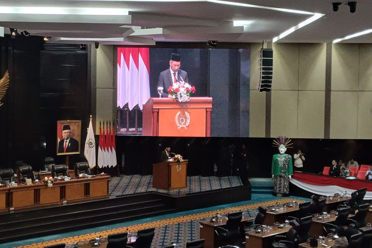 Pj Gubernur DKI Jakarta Heru Budi Hartono saat Rapat Paripurna di Gedung DPRD DKI Jakarta, Senin (24/7/2023) .