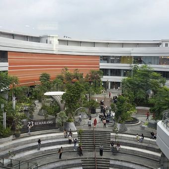 Pengunjung berbelanja di Mal 23 Semarang, di POC City, Minggu (25/5/2026).