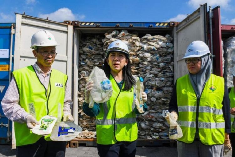 Menteri Lingkungan Hidup Malaysia, Yeo Bee Yin (tengah) menunjukkan sampel limbah plastik dari Australia yang akan dikirimkan kembali dari Port Klang.