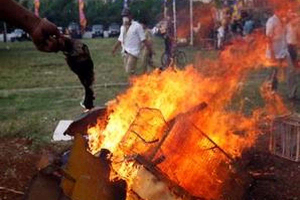 pemusnahan unggas dengan cara dibakar