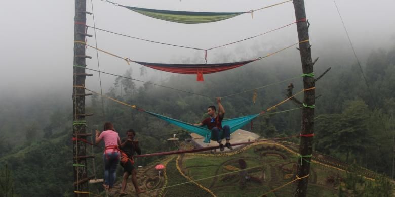 Sejumlah wisatawan saat memanjat hammock tower di Batu Flower Garden, Coban Rais, Kota Batu, Jawa Timur, Sabtu (21/1/2017).