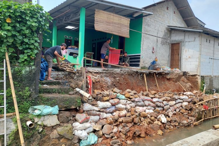 Rumah Madih (60) yang dinding turap rumahnya di Jalan Kampung Kali Baru, Cilodong, Kota Depok, Jawa Barat, jebol, Senin (5/6/2023). Foto ini diambil Selasa (6/6/2023).