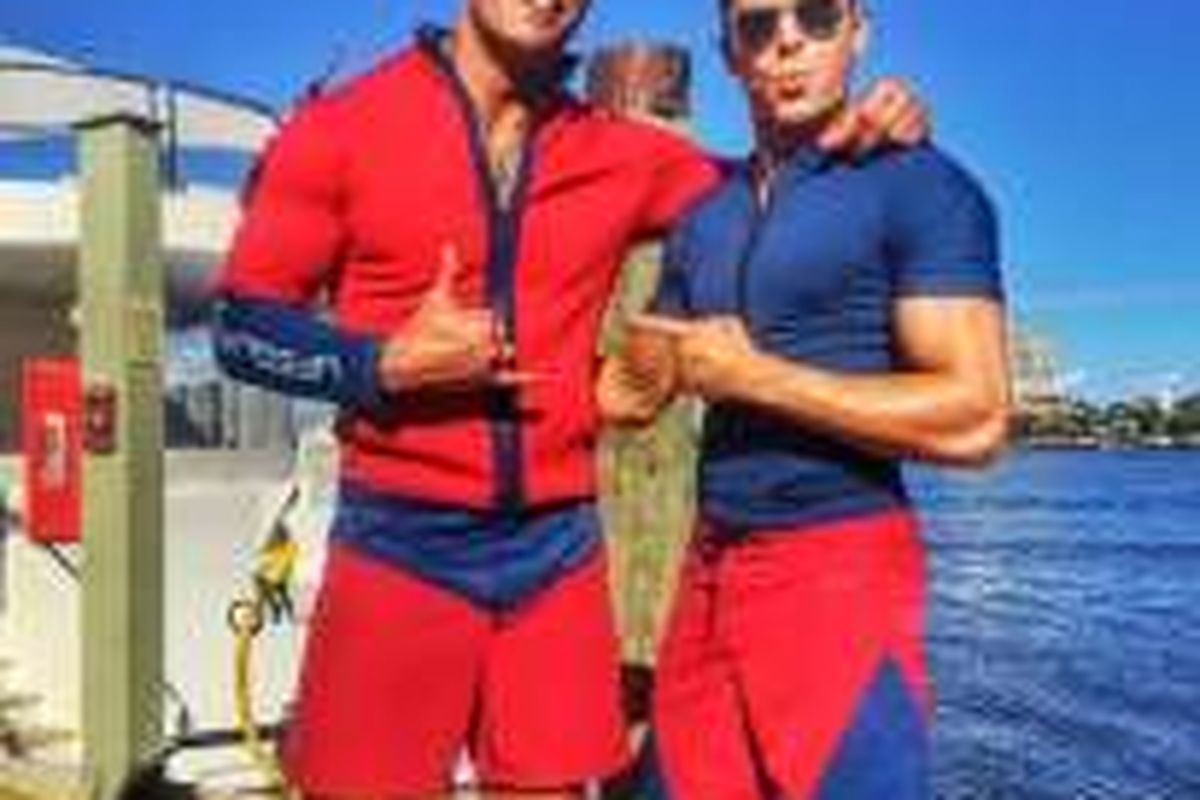 Aktor Dwayne Johnson (The Rock) dan Zac Efron di lokasi shooting film Baywatch.