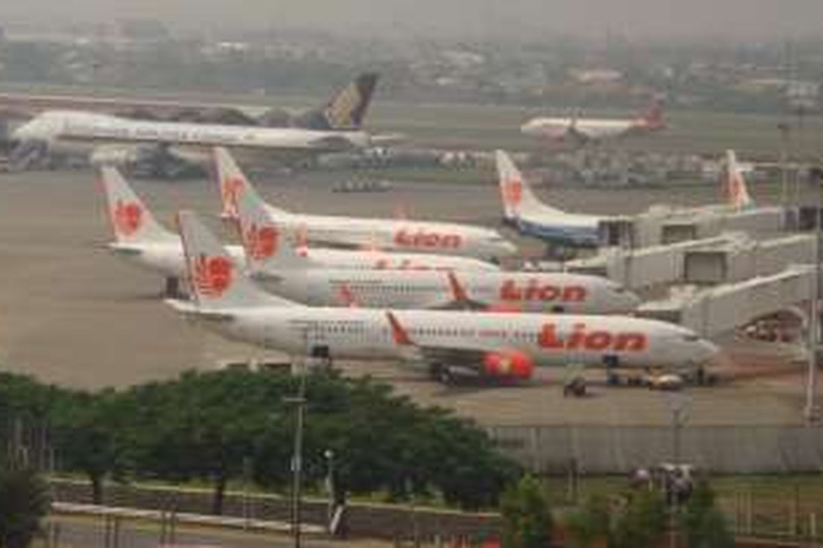 Pesawat Lion Air terparkir di airside Terminal 1 Bandara Soekarno-Hatta, Tangerang, Kamis (12/5/2016). 