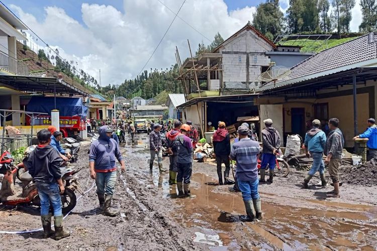 Desa wisata Ranupani Lumajang diterjang banjir besar tertutup material lumpur.