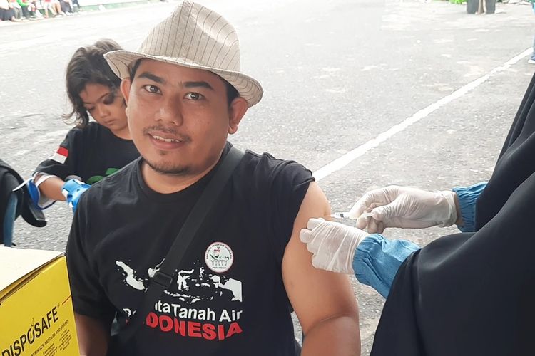 Seorang warga melakukan vaksinasi booster di alun-alun Blora, Jawa Tengah, Minggu (26/6/2022)