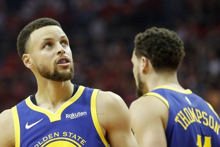 Stephen Curry dan Klay Thompson tampak kecewa melihat papan skor di Toyota Center pada pertandingan Houston Rockets vs Golden State Warriors dalam semifinal Wilayah Barat NBA, 4 Mei 2019. 