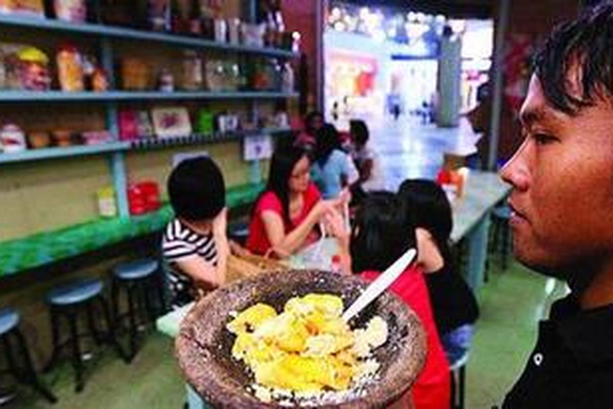 Tahu bodo di Warung Talaga di Paris van Java, Bandung.  
