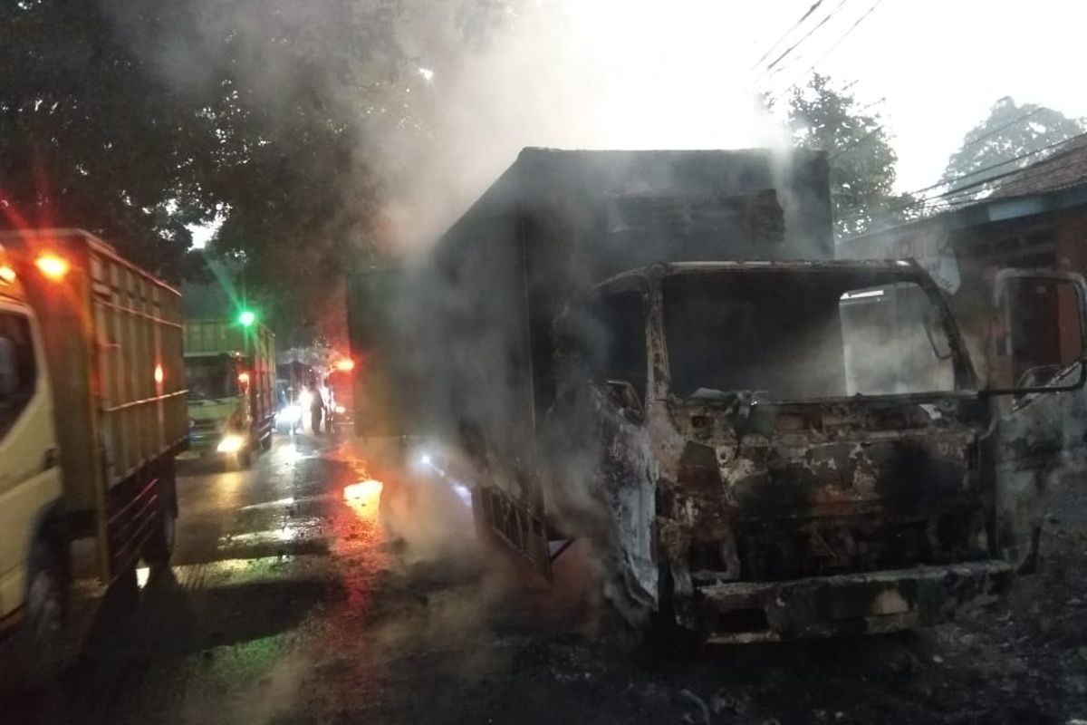 Kondisi truk Mitsubishi Canter Colt yang mengalami kebakaran di Jalan Raya Narogong, Pangkalan 2, Bantargebang, Kota Bekasi pada Kamis (31/3/2022) pagi. Kebakaran sendiri diduga berasal dari korsleting arus listrik ruang pendingin yang berada di kabin belakang truk tersebut.