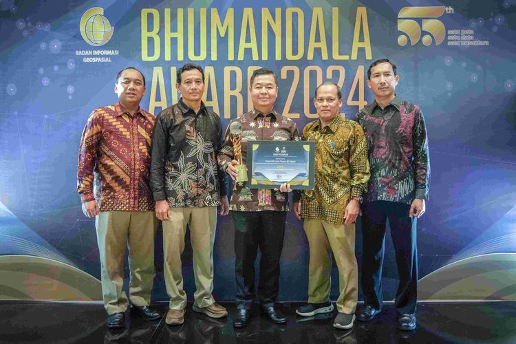 Pj Gubernur DKI Jakarta Teguh Setyabudi dan jajaran Pemprov DKI Jakarta terlihat menerima penghargaan Bhumandala Kanaka atau medali emas Bhumandala Award 2024 di Studio Grand MetroTV, Kedoya, Jakarta Barat, Senin (4/11/2024).