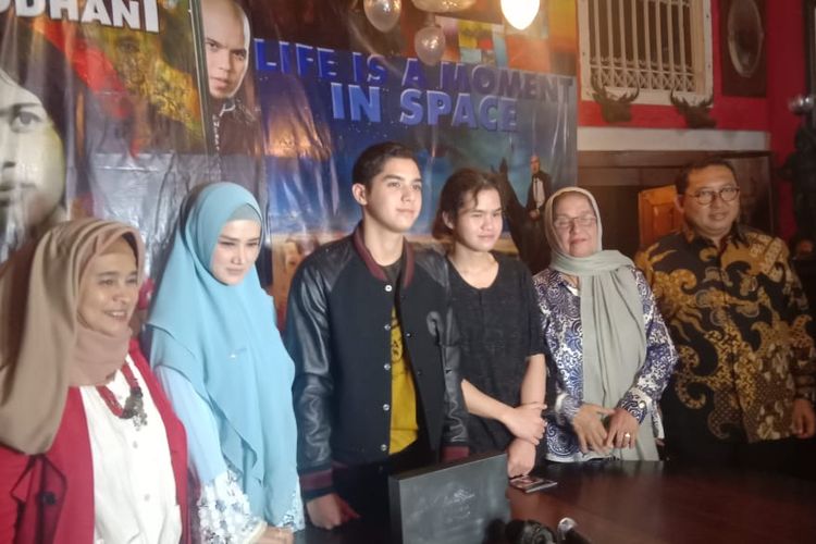  (Kiri ke Kanan) Neno Warisman, Mulan Jameela, Al Ghazali, Dul Jaelani, Joyce Theresia Pamela Kohler (ibu Dhani), dan Fadli Zon berpose di Pinang Mas, Pondok Indah, Jakarta Selatan, Senin malam (16/4/2019). Mereka menggelar jumpa pers tentang peluncuran album boxset Ahmad Dhani Indonesia Song Book 1.