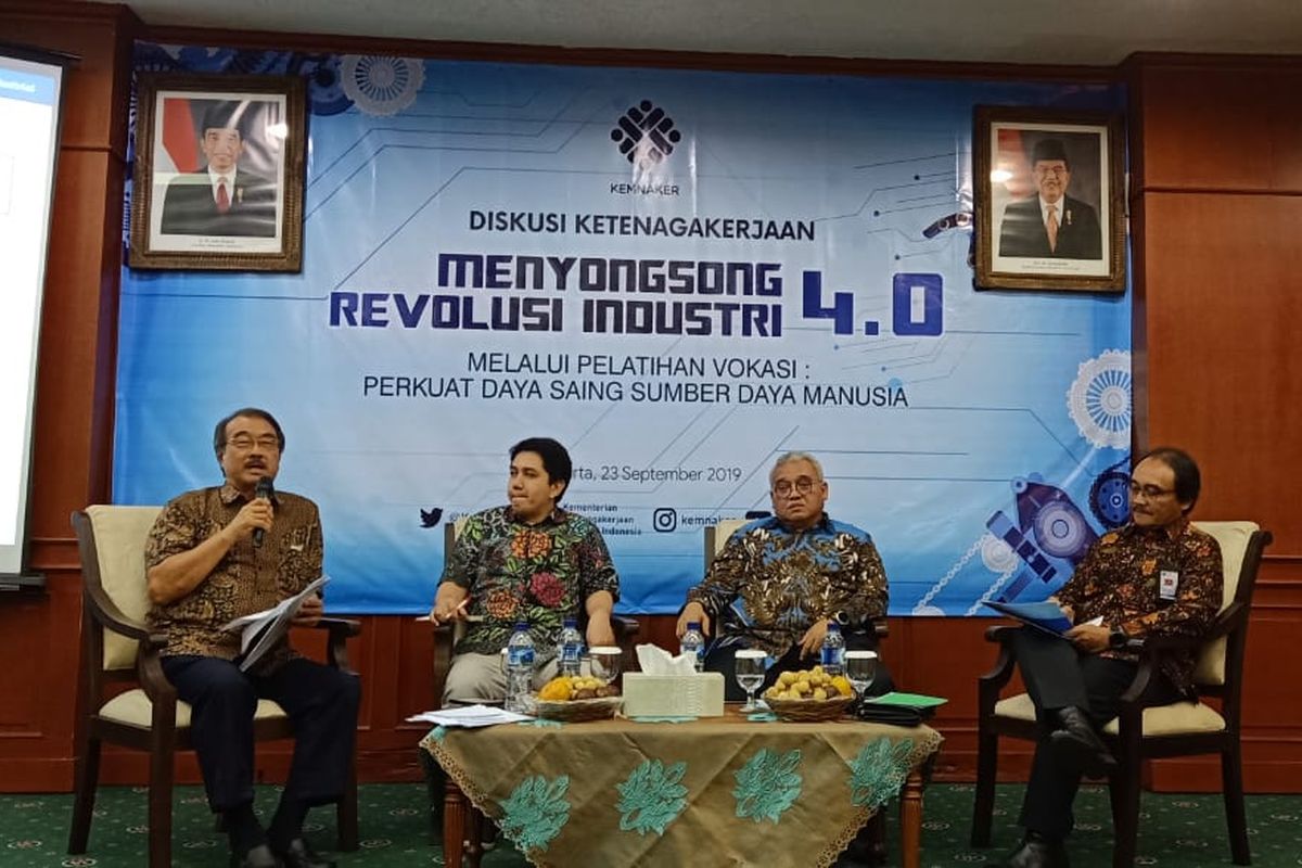 Diskusi Panel dengan Tema Menyongsong Revolusi Industri 4.0 melalui Pelatihan Vokasi: Perkuat Daya Saing Sumber Daya Manusia (SDM) di Ruang Tripartit Kemnaker, Jakarta, Senin (23/9/2019). 