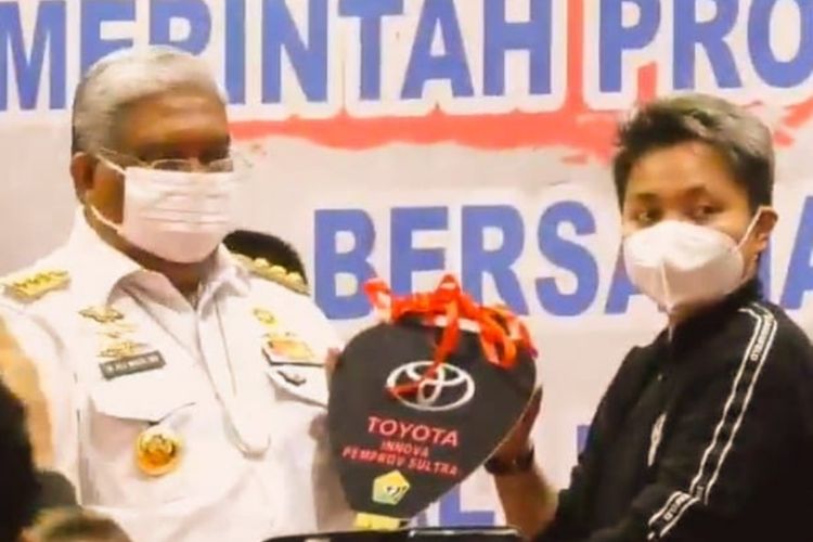 Apriyani Rahayu menerima kunci mobil bonus atas prestasinya dari gubernur Sultra Ali Mazi. (Foto Istimewa)