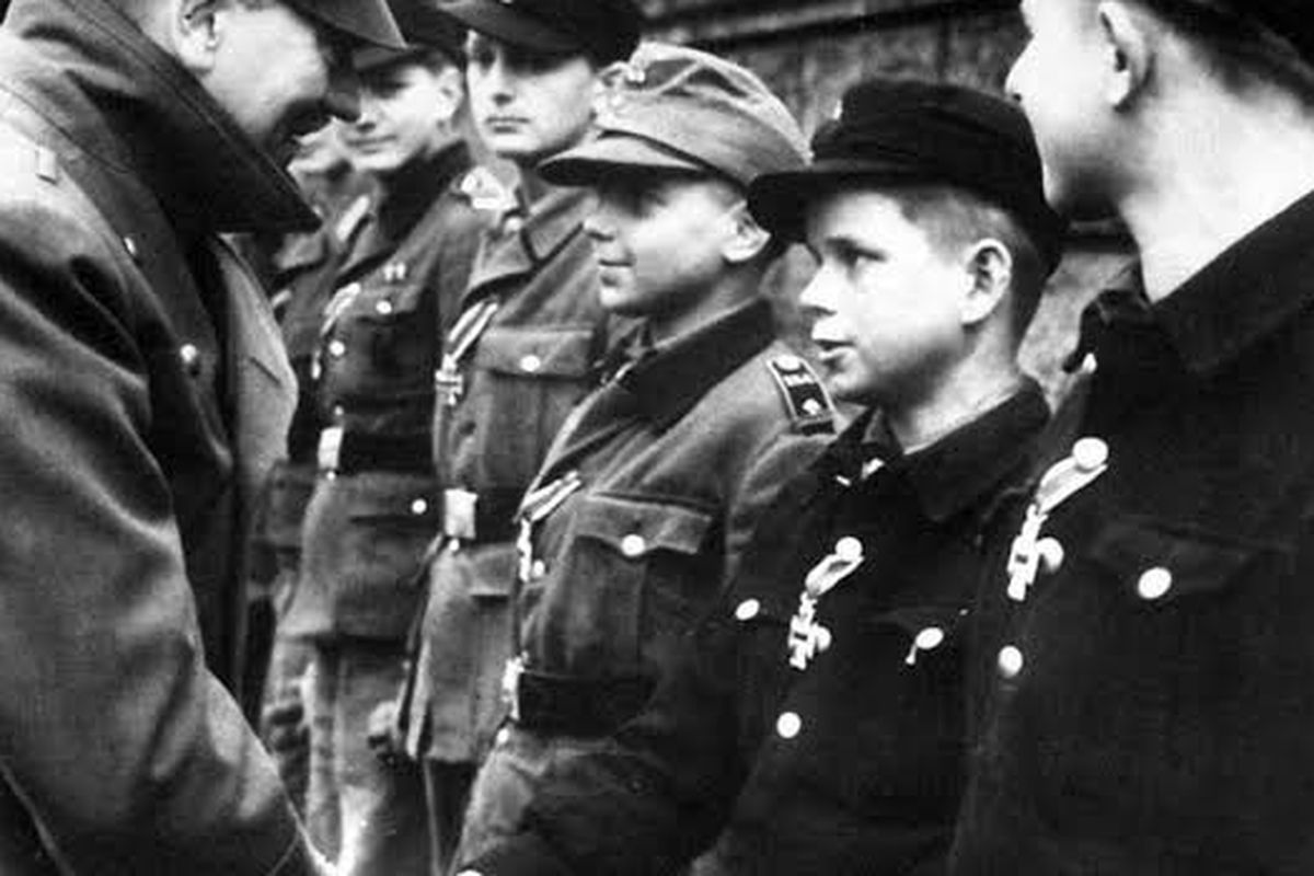 Kisah Alfred Zech, Anak 12 Tahun yang Mendapat Medali Salib Besi Langsung dari Adolf Hitler