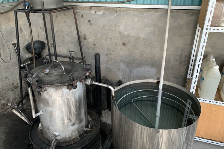 Proses membuat minyak atsiri di Sirukam Dairy Farm, Kabupaten Solok, Sumatera Barat.