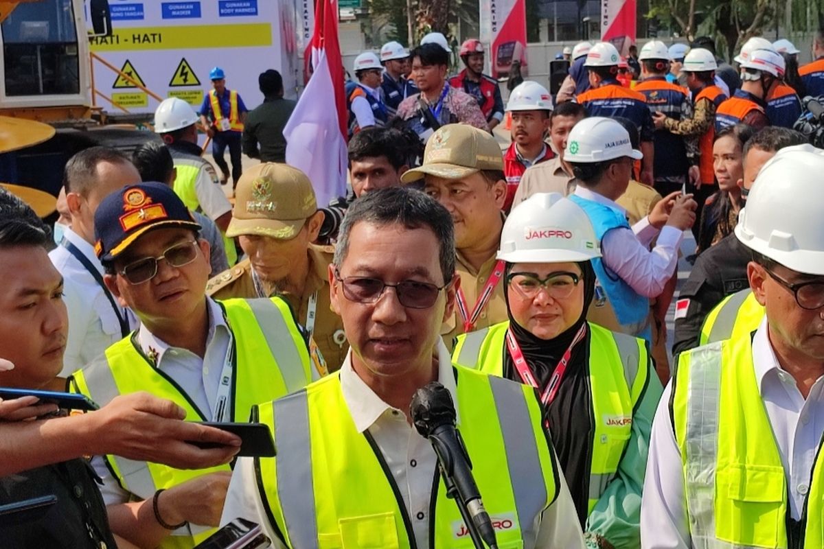 Penjabat (Pj) Gubernur DKI Heru Budi Hartono usai melakukan peletakan batu pertama sebagai tanda dimulai pembangunan LRT Jakarta Fase 1B rute Veledrom-Manggrai pada Senin (30/10/2023). 