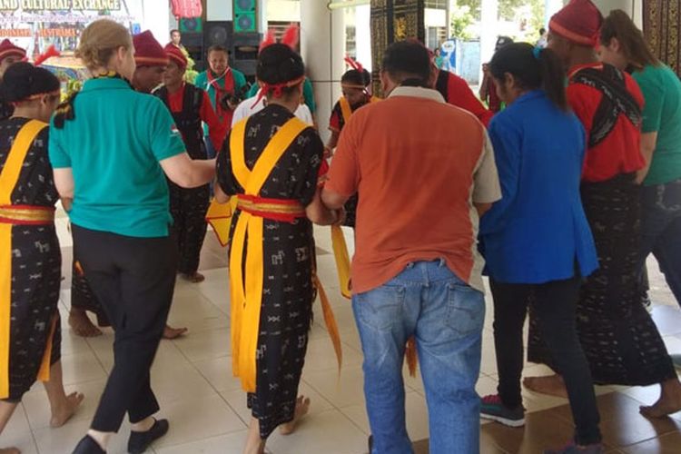 Mahasiswa Politani Negeri Kupang, NTT menampilkan tarian dari sejumlah etnis di NTT dalam acara pertukaran Bahasa dan Budaya antara Melbourne Polytechnic dan Politeknik Pertanian (Politani) Negeri Kupang, Kamis (18/4/2019).