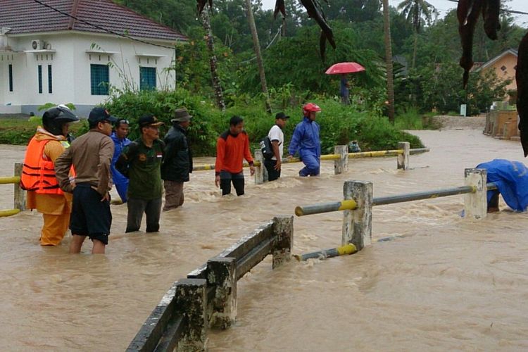 Banjir merendam jembatan di Kampung Culong Muntok, Bangka Barat.