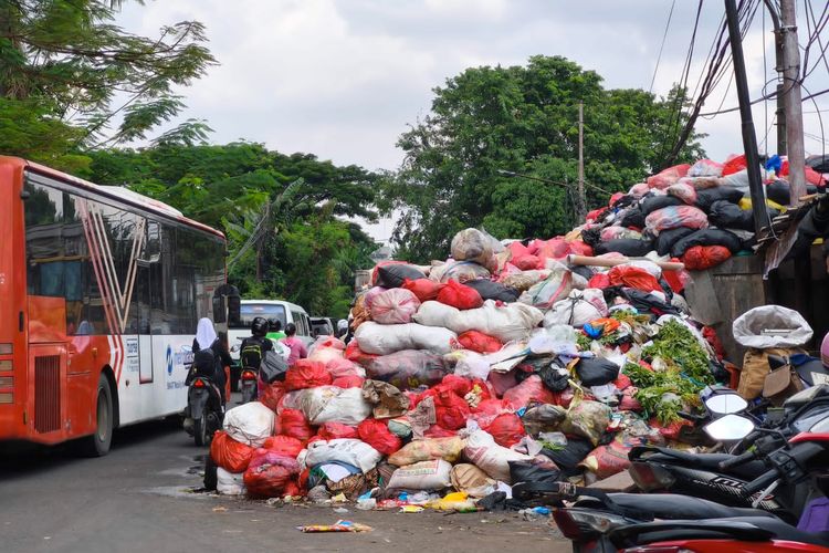 Kondisi tumpukan sampah di Pasar Cimanggis, Ciputat, Tangsel, yang meluber hingga menutup separuh Jalan Otista Raya, pada Senin (5/1/2026). Wamendagri Akhmad Wiyagus menyoroti dampak pengelolaan sampah yang tidak memadai, dari gangguan kesehatan hingga emisi gas rumah kaca.