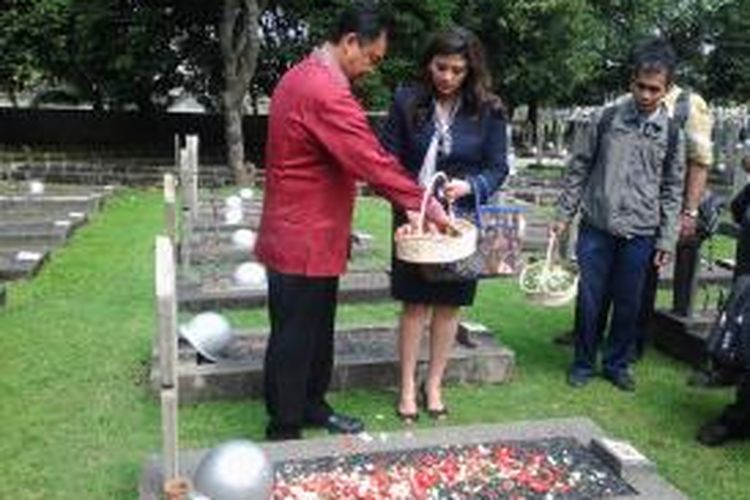 Mantan Dubes Indonesia untuk Indonesia, Dino Patti Djalal berziarah bersama sang istri di makam Usman dan Harun, Kalibata, Jakarta, Senin (24/3/2014).